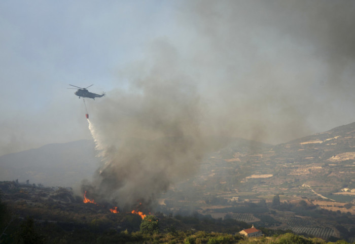 Vanredna situacija u delu opštine Prijepolje: Širi se požar ka Kamenoj Gori, angažovani helikopteri