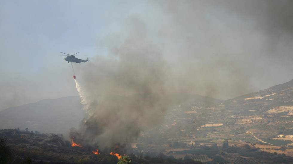 (VIDEO) Vanredna situacija u delu opštine Prijepolje: Širi se požar ka Kamenoj Gori, angažovani helikopteri