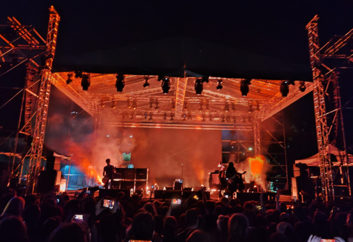 (FOTO) "The Sisters of Mercy" pred Beograđanima: Autentičan nastup pored reke