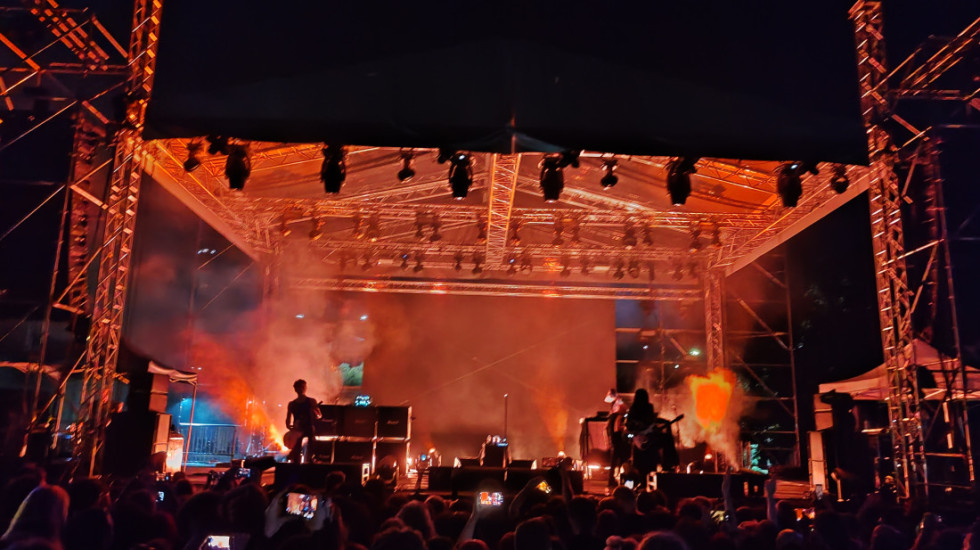 (FOTO) "The Sisters of Mercy" ponovo pred Beograđanima: Autentičan nastup pored reke
