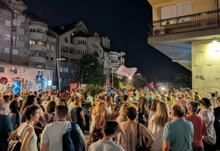 Zborovi građana više beogradskih opština protestovali ispred zgrade u kojoj živi predsednik opštine Stari grad