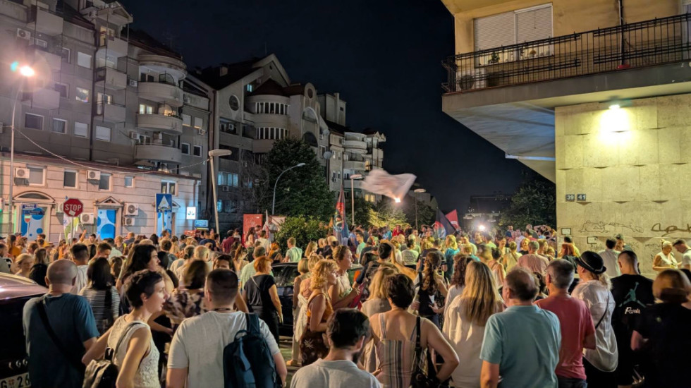 Zborovi građana više beogradskih opština protestovali ispred zgrade u kojoj živi predsednik Skupštine opštine Stari grad