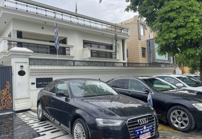 (FOTO) Uhapšen prevarant u Indiji: Predstavljao se kao ambasador izmišljenih zemalja, imao i lažne diplomatske tablice