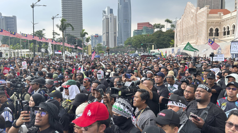 (FOTO) Protesti u Kuala Lumpuru: Hiljade demonstranata traži ostavku premijera