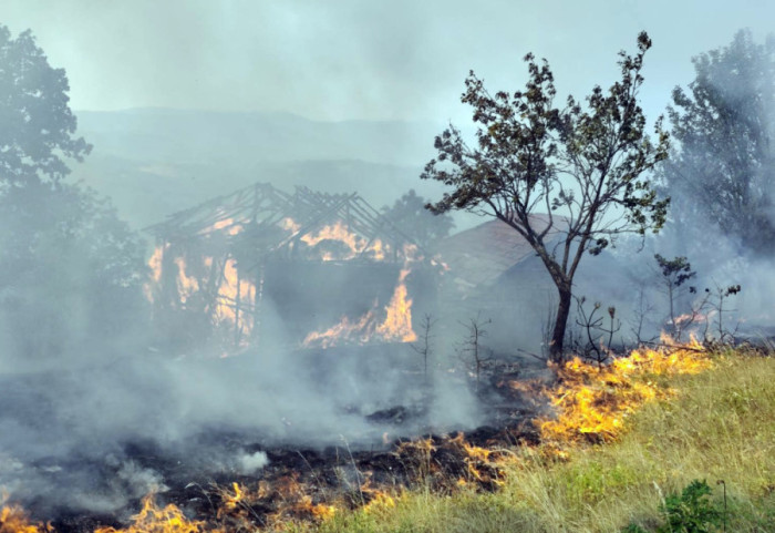 (FOTO) MUP: U Srbiji aktivno više od 100 požara, gasi ih 500 vatrogasaca, spaseno najmanje 10 osoba