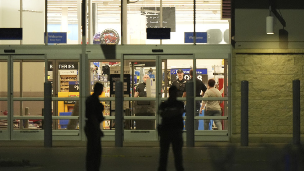 (FOTO) Najmanje 11 ljudi hospitalizovano nakon napada nožem u supermarketu u Mičigenu, napadač (42) uhapšen