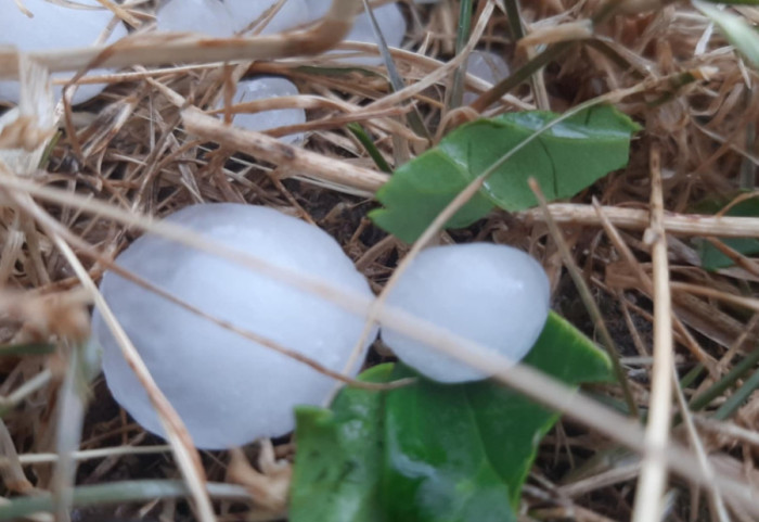 (FOTO) Jako nevreme praćeno gradom zahvatilo Topolu, u Aranđelovcu pao krov sa stambene zgrade