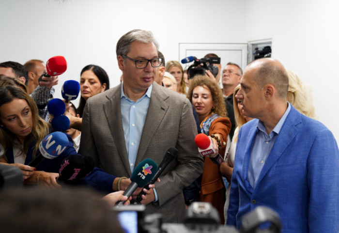 (FOTO) Vučić obišao Centar za palijativno zbrinjavanje: Moramo da pokažemo veću brigu o starima