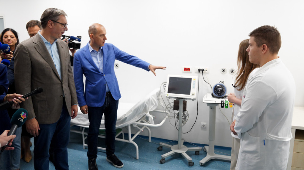 (FOTO) Predsednik Srbije obišao Centar za palijativno zbrinjavanje: Moramo da pokažemo veću brigu o starima