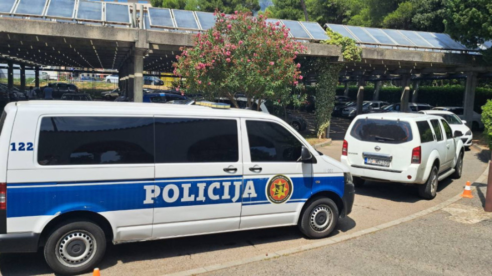 (FOTO) Postavljen spomenik Pavlu Đurišiću u Beranama: Vlasnik parcele uhapšen, vlast traži da se hitno ukloni