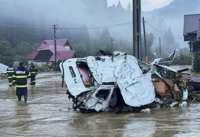 (FOTO) Vetar kidao krovove, rušio drveće, jedna osoba poginula, više stotina ljudi evakuisano: Snažno nevreme u Rumuniji