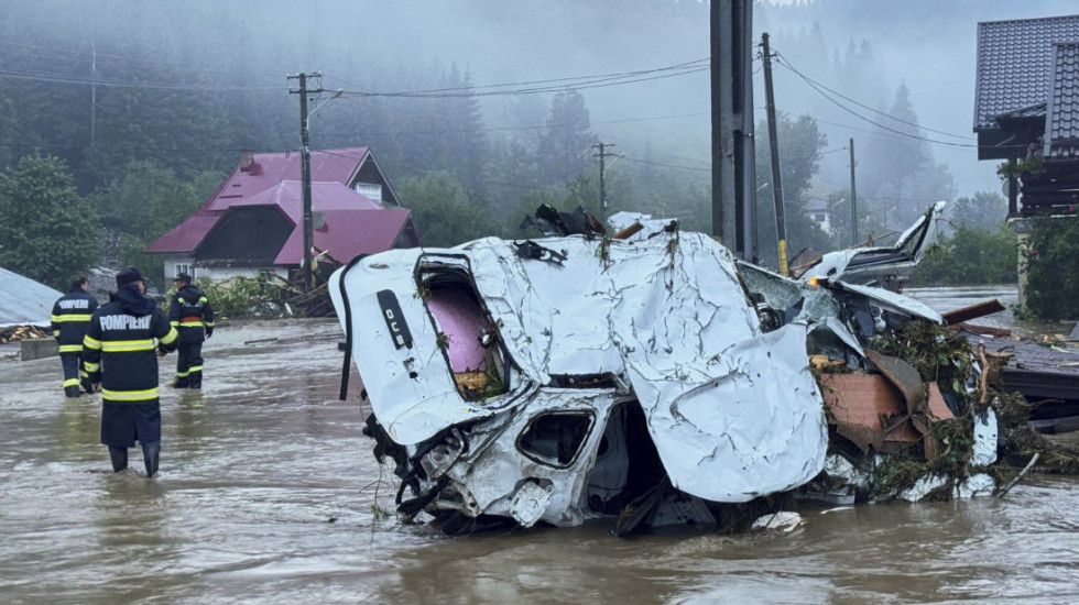(FOTO) Vetar kidao krovove, rušio drveće, jedna osoba poginula, više stotina ljudi evakuisano: Snažno nevreme u Rumuniji