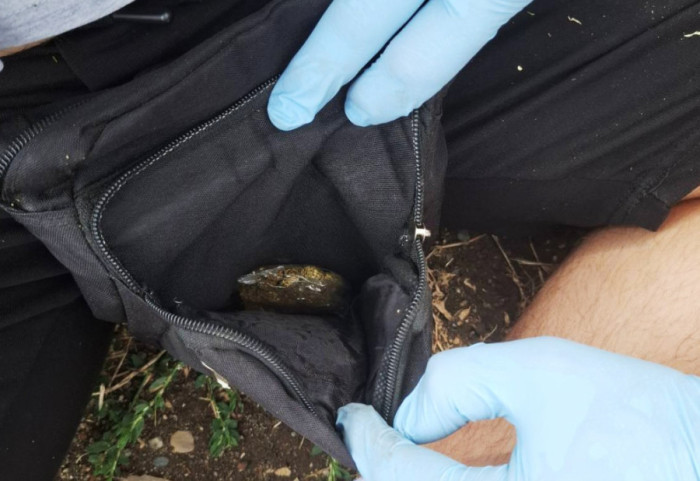 (FOTO) Mladići krili drogu u kolima: Pokušali da pobegnu policiji, udarili u službeno vozilo u Obrenovcu i oštetili ga
