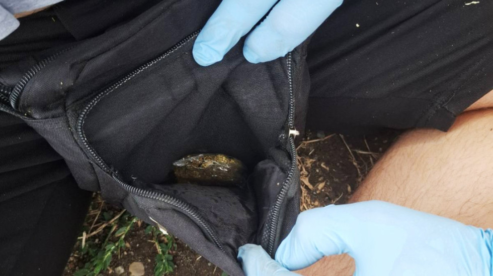 (FOTO) Mladići krili drogu u kolima: Pokušali da pobegnu policiji, udarili u službeno vozilo u Obrenovcu i oštetili ga