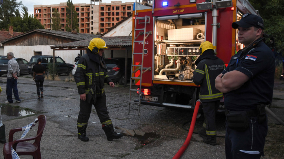 (FOTO) Muškarac nasumično pucao u Novom Sadu tokom intervencije vatrogasaca: Povređena jedna osoba