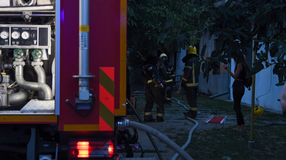 (VIDEO) Zapaljeno više automobila tokom noći na Čukarici, nema povređenih