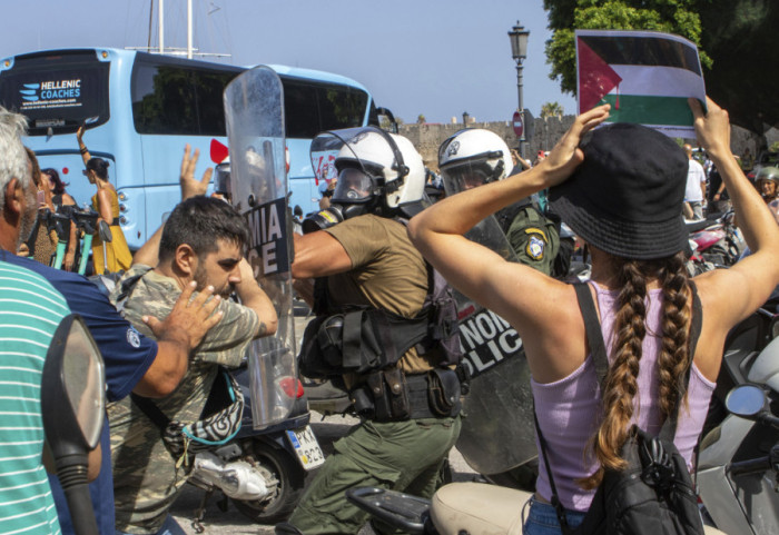 (FOTO) Incidenti na protestu u luci Rodos zbog kruzera sa turistima iz Izraela: Uhapšeno 15 osoba