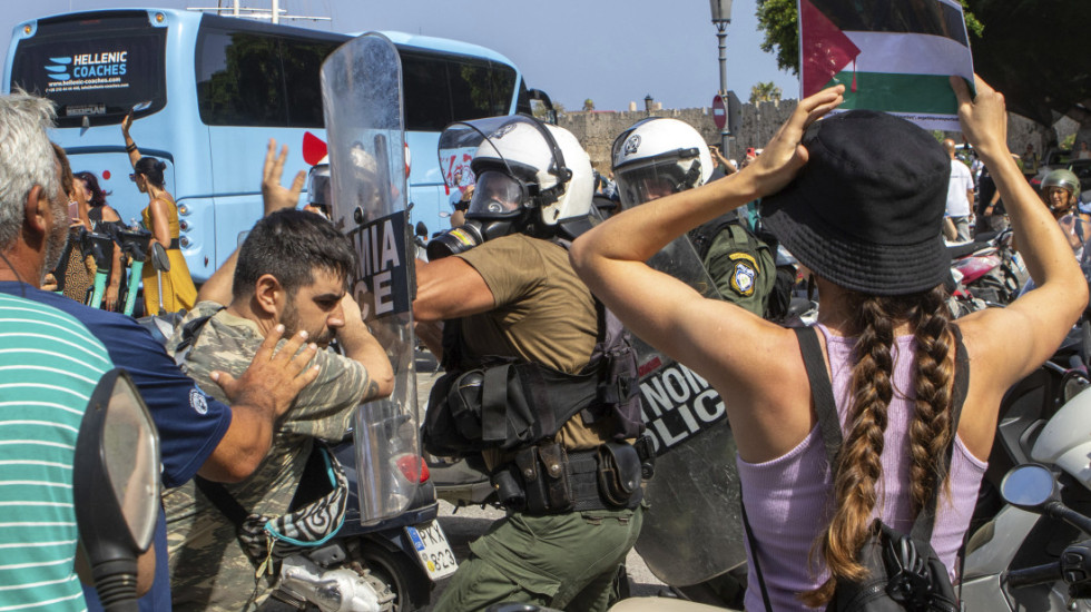 (FOTO) Incidenti na protestu u luci Rodos zbog kruzera sa turistima iz Izraela: Uhapšeno 15 osoba