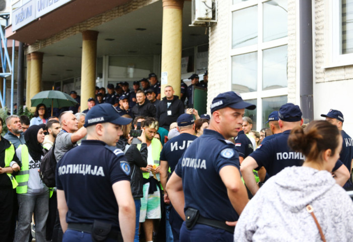 Rukovodstvo Državnog univerziteta u Novom Pazaru tvrdi da nije bilo nasilja, dok studenti kažu da su izbačeni