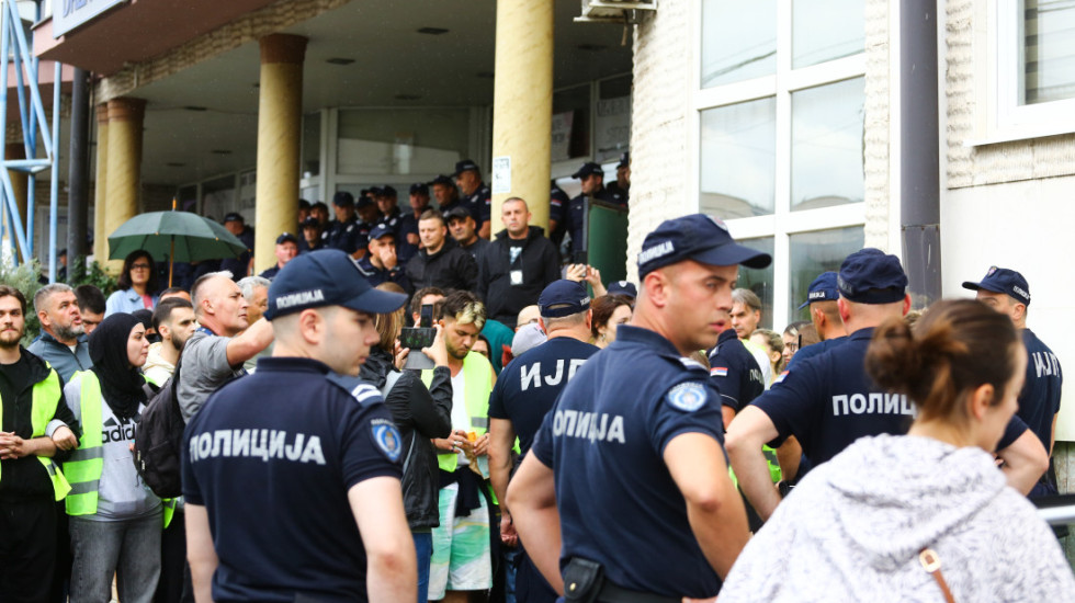 (FOTO) Policija se povukla u Novom Pazaru: Studenti u blokadi opet ušli u zgradu Državnog univerziteta