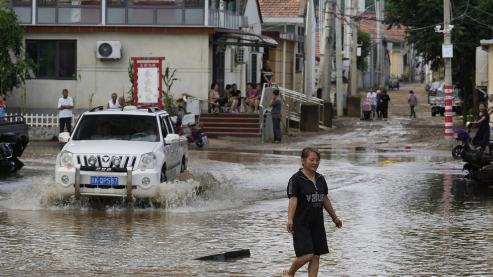 (FOTO) Najmanje 38 osoba stradalo u poplavama u Pekingu, desetine hiljada ljudi evakuisano