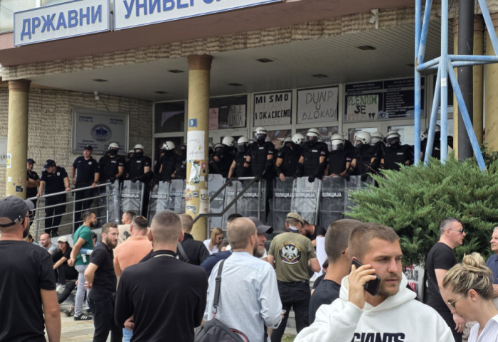 MUP o incidentima ispred DUNP: Povređeno više policijskih službenika, među njima i načelnik PU u Novom Pazaru