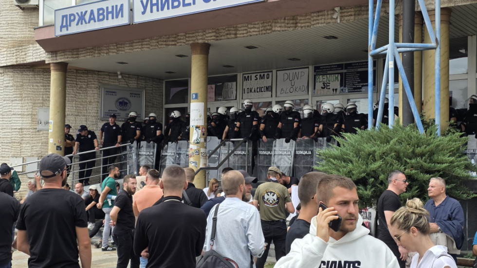 MUP o incidentima ispred DUNP: Povređeno više policijskih službenika, među njima i načelnik PU u Novom Pazaru