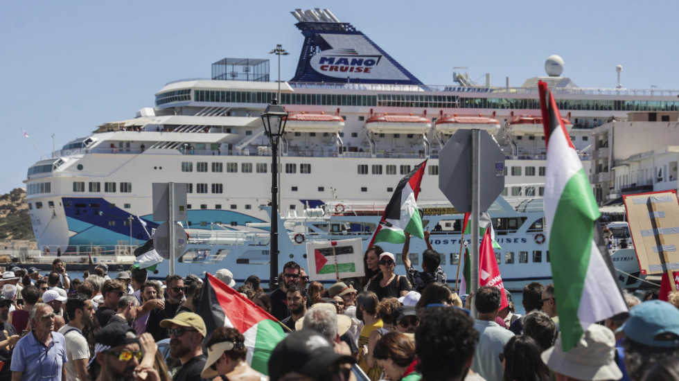 (FOTO) Protesti zbog izraelskog kruzera na Kritu: Demonstranti nosili palestinsku zastavu, uhapšeno četvoro