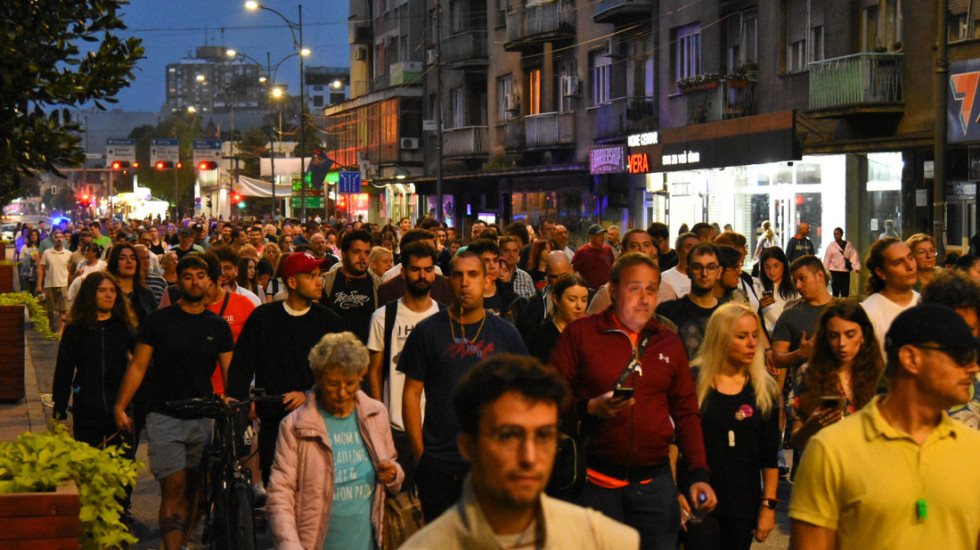 (VIDEO) Protesti u nekoliko gradova posle incidenata u Novom Pazaru: Razmirice između policije i građana u Novom Sadu