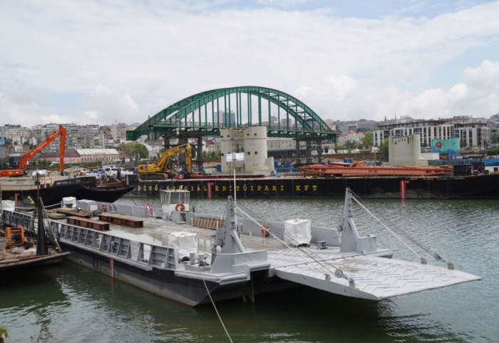 Mali: U Beograd stiglo sedam barži čelične konstrukcije za most preko Save