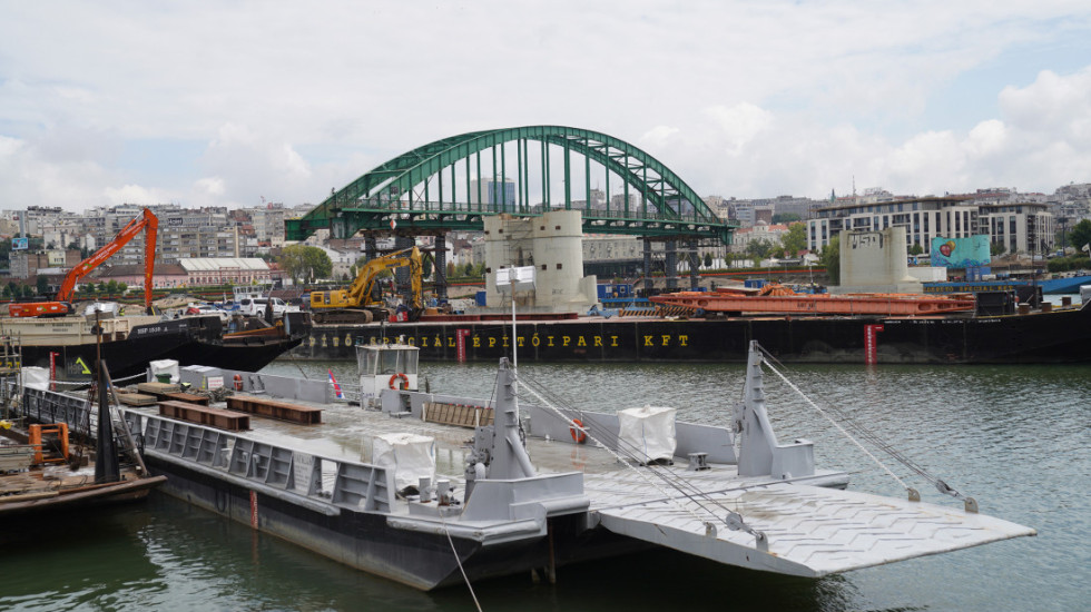 Mali: U Beograd stiglo sedam barži čelične konstrukcije za most preko Save