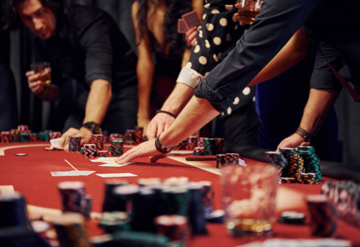 (FOTO) Otkriven nelegalan kazino u hotelu u Beogradu: Zaplenjeni stolovi, čipovi i novac