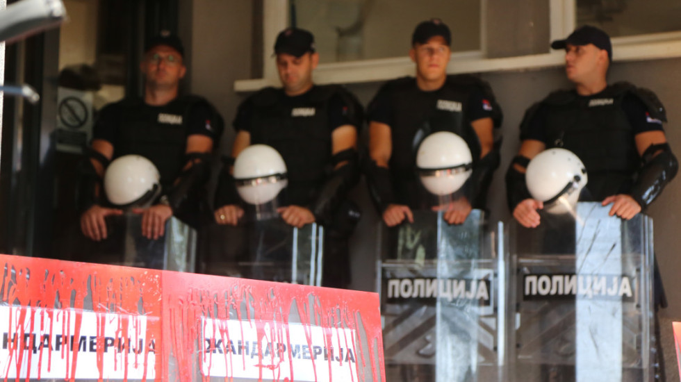 Devetoro uhapšenih posle incidenta ispred DUNP pušteno iz pritvora, braniće se sa slobode