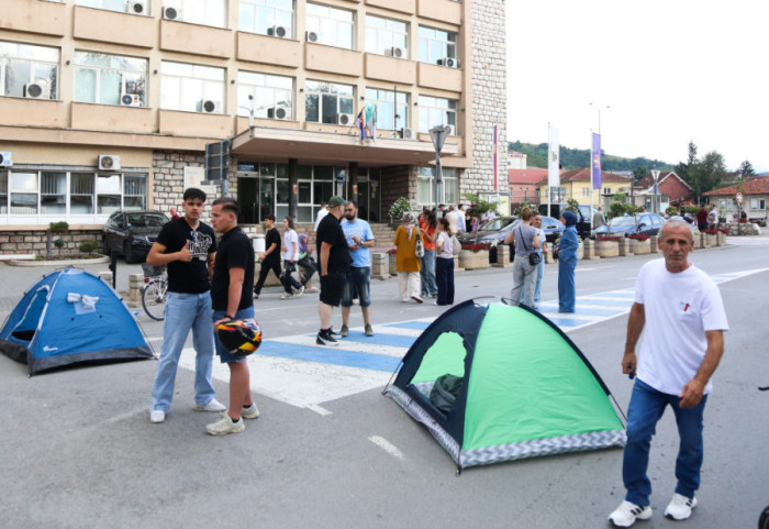 Blokada kružnog toka u Novom Pazaru i dalje traje, traži se oslobađanje uhapšenih za napad na policiju