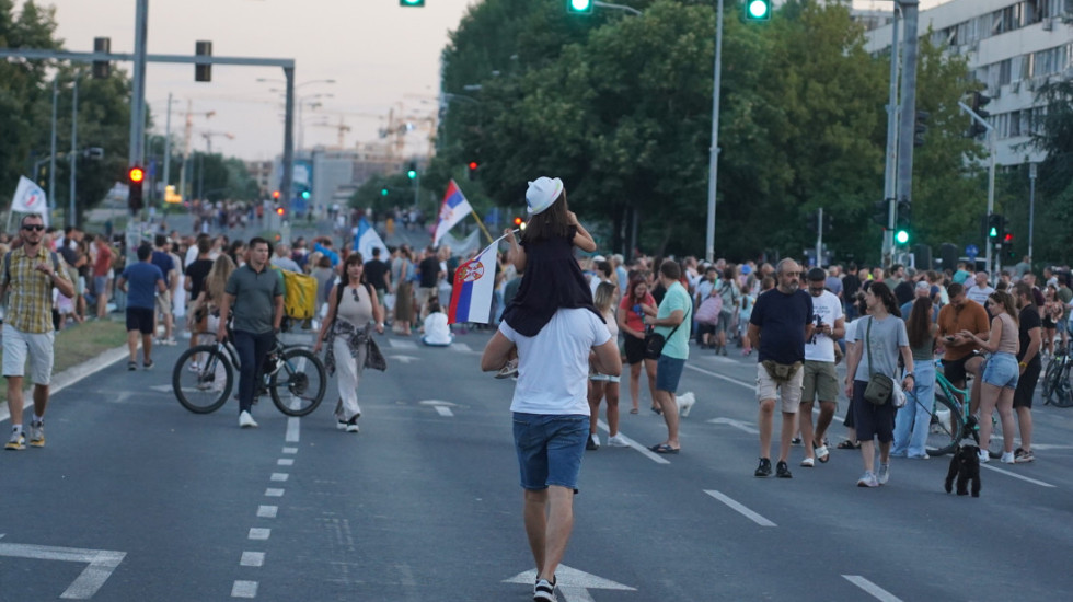 (FOTO/VIDEO) Protest na Novom Beogradu: Građani blokirali četiri mesta u Ulici omladinskih brigada