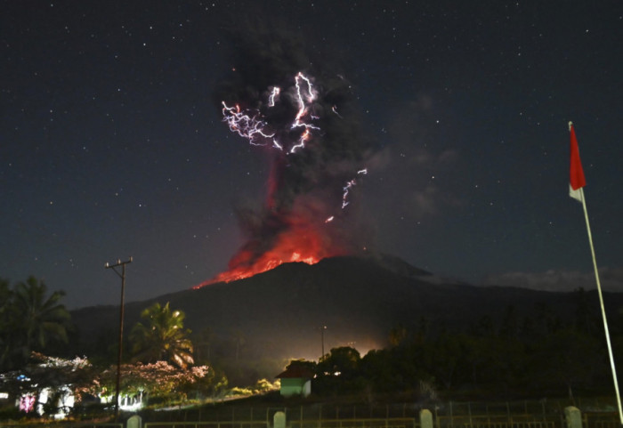 (FOTO) Stub pepela visok više od deset kilometara: Eruptirao vulkan u Indoneziji