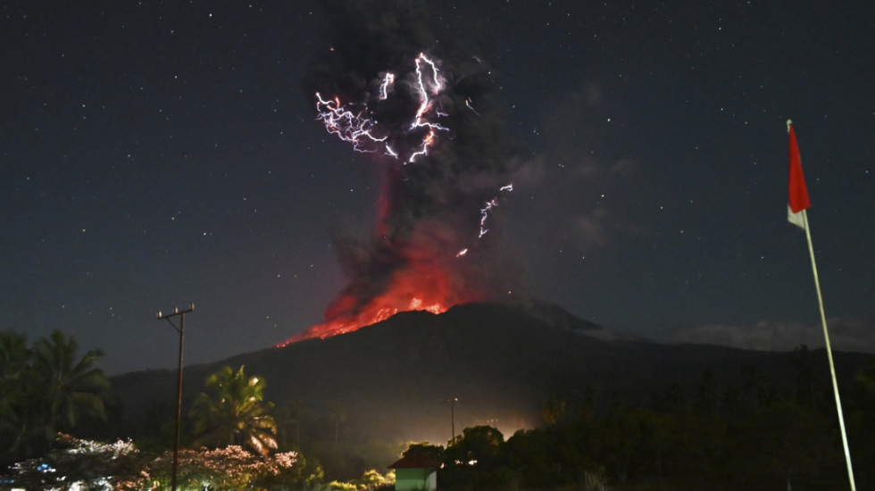 (FOTO) Stub pepela visok više od deset kilometara: Eruptirao vulkan u Indoneziji