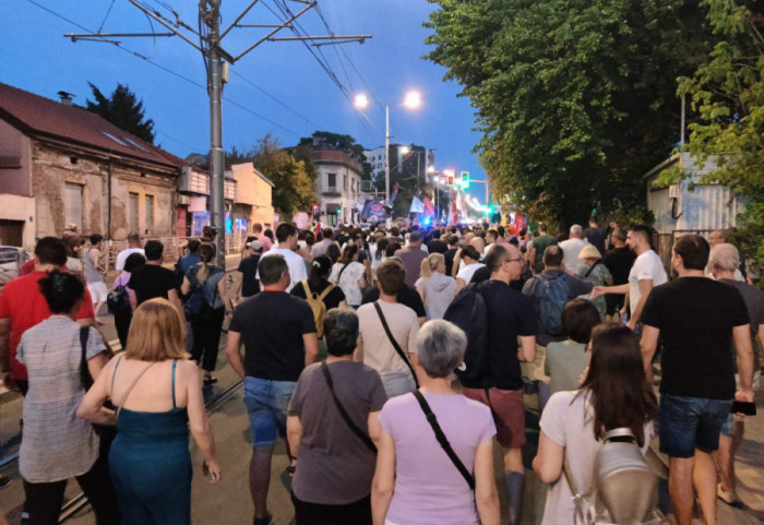 (FOTO) Protestna šetnja na Voždovcu: Građani išli do adrese na kojoj navodno živi premijer Macut