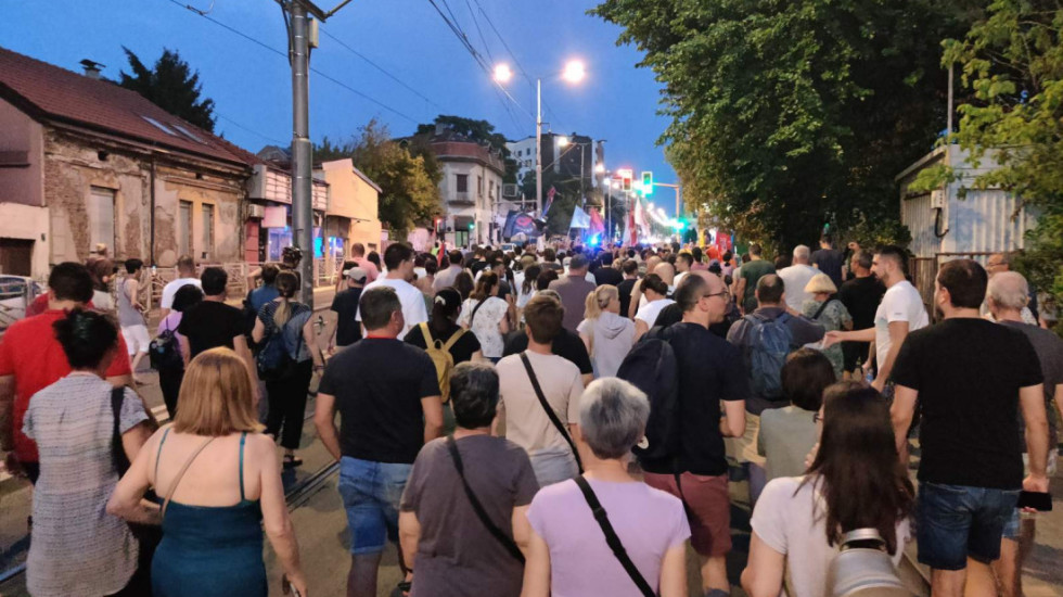 (FOTO) Protestna šetnja na Voždovcu: Građani išli do adrese na kojoj navodno živi premijer Macut
