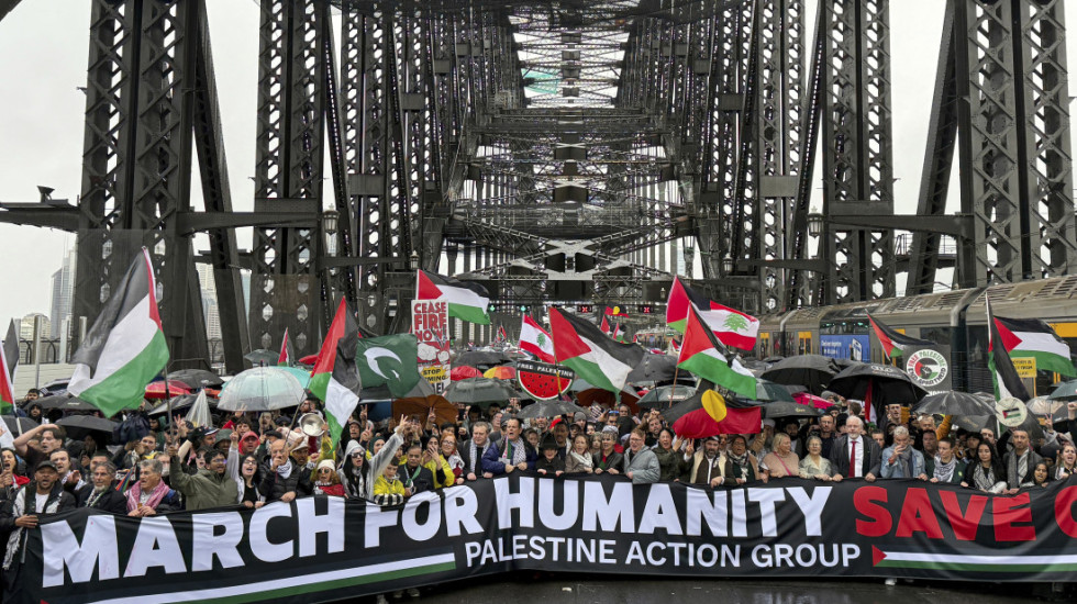 (FOTO) "Marš za čovečanstvo": Desetine hiljada ljudi na propalestinskom protestu u Sidneju, među njima i Asanž