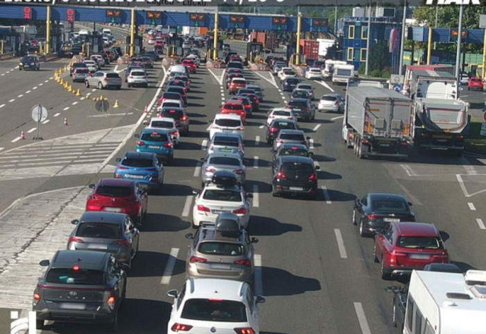 (FOTO) Na svim putnim pravcima u Hrvatskoj prema moru velike gužve, na Lučkom kolona duga 11 kilometara