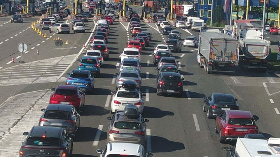 (FOTO) Na svim putnim pravcima u Hrvatskoj prema moru velike gužve, na Lučkom kolona duga 11 kilometara