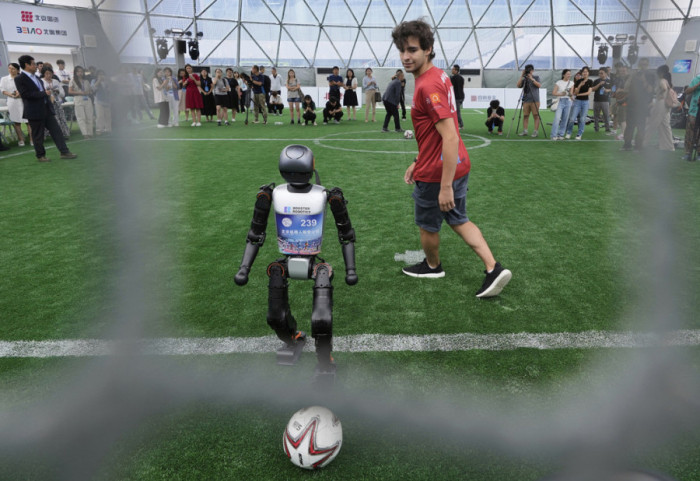 (FOTO) Kineski humanoidni roboti generišu više fudbalskog uzbuđenja nego njihovi ljudski saigrači