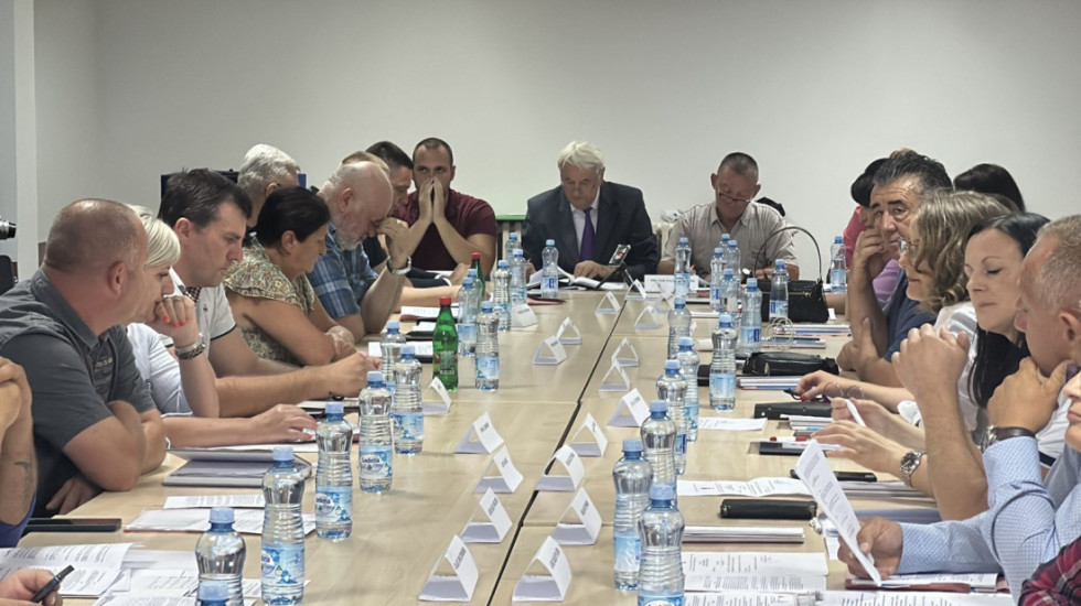 (FOTO) U Kosjeriću se održava konstitutivna sednica Skupštine opštine, prisutno svih 27 odbornika