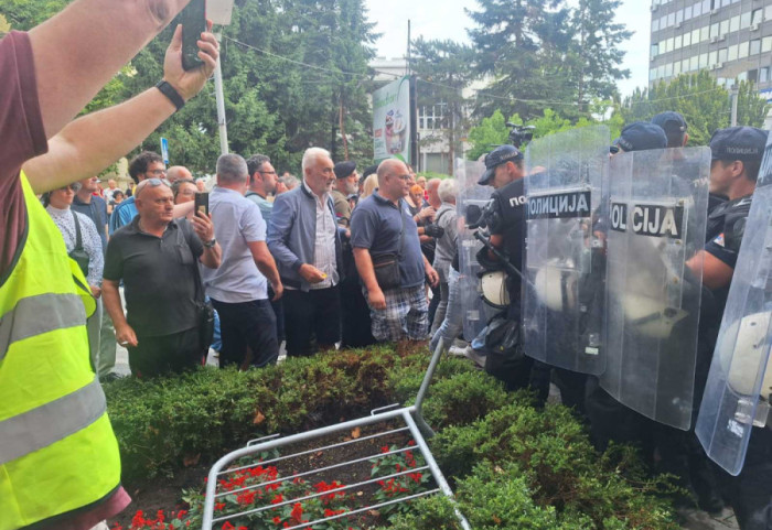 (FOTO/VIDEO) Građan i policija ispred Opštine Zaječar, opozicija pokušava da onemogući održavanje konstitutivne sednice