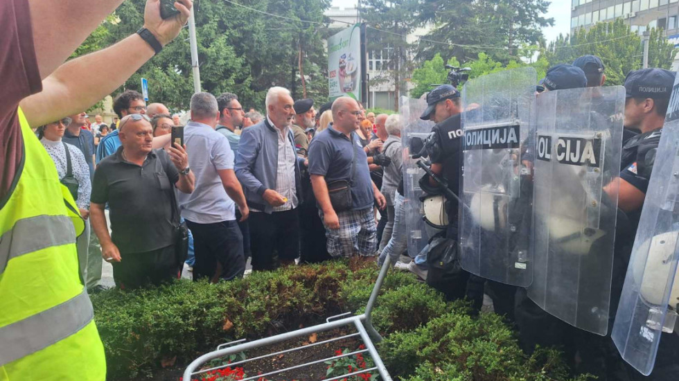 (FOTO/VIDEO) Građani i policija ispred Opštine Zaječar, opozicija pokušava da onemogući održavanje konstitutivne sednice