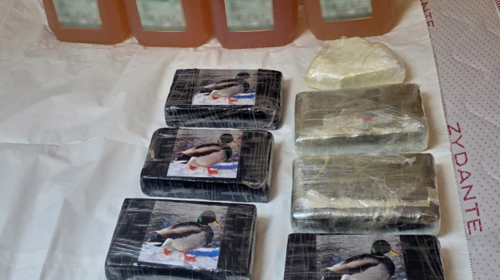 (FOTO/VIDEO) Uhapšen muškarac (30) zbog osam kilograma praška nalik kokainu i oko 17 litara amfetaminskog ulja