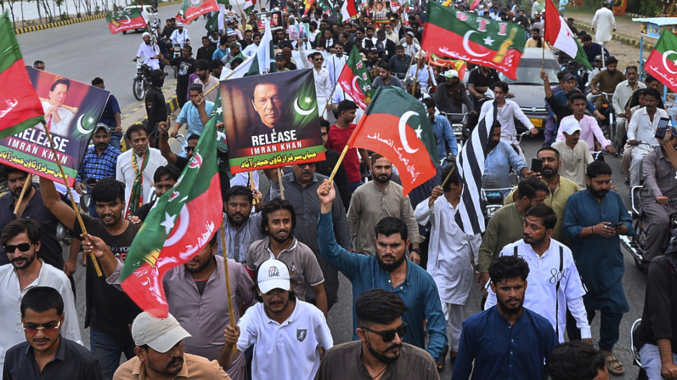(FOTO) Protesti u Pakistanu: Privedeno 150 opozicionih aktivista na drugu godišnjicu hapšenja Imrana Kana