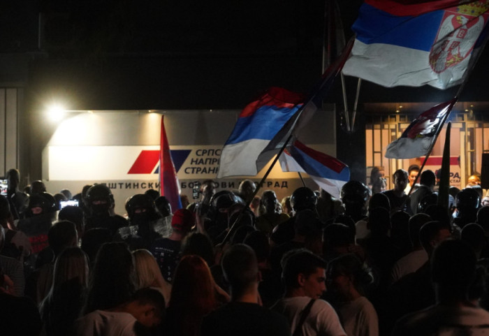 (FOTO) Studenti i građani s jedne strane, pristalice SNS ispred sedišta stranke s druge: Razdvajala ih Žandarmerija