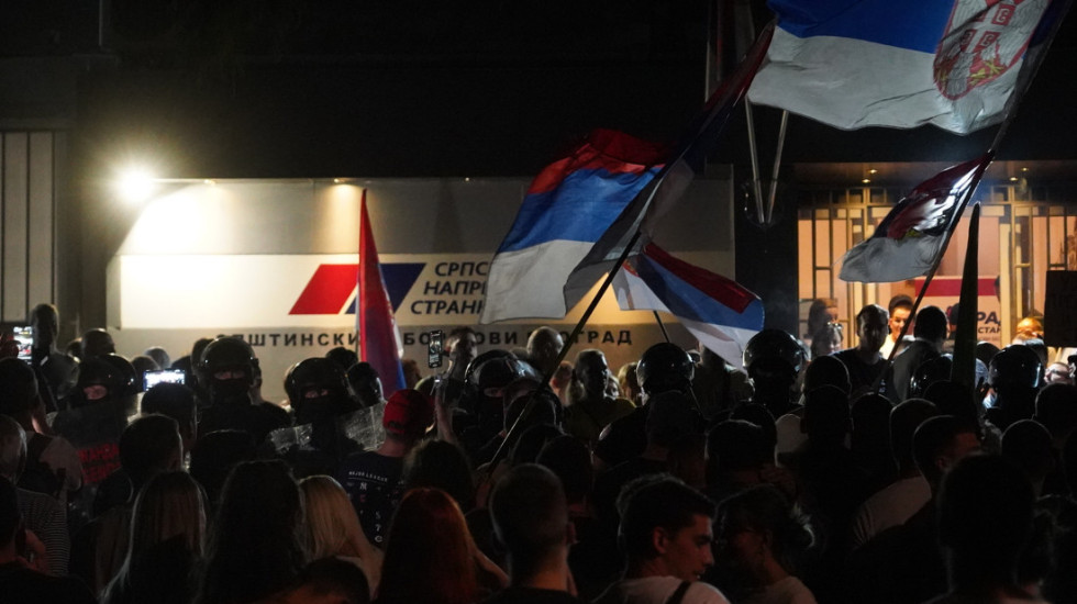(FOTO) Studenti i građani s jedne strane, pristalice SNS ispred sedišta stranke s druge: Razdvajala ih Žandarmerija